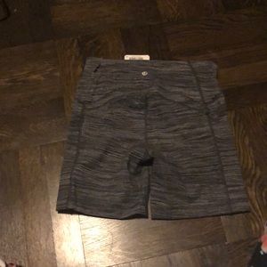 Lululemon sole training shot 3 pockets! NWT